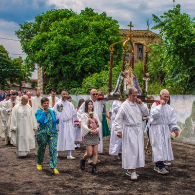 fedeli in processione